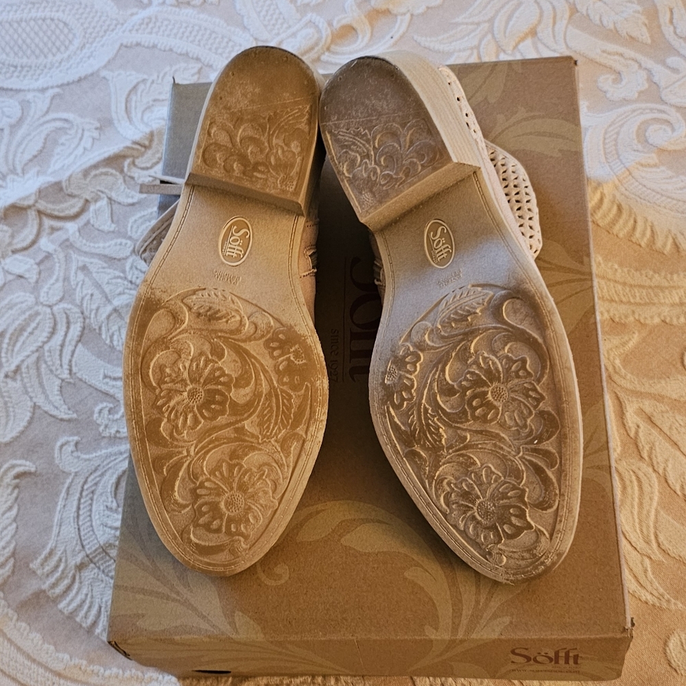 Soft Ankle Boot, Milk (off white) size 10M Leather - Picture 4 of 10
